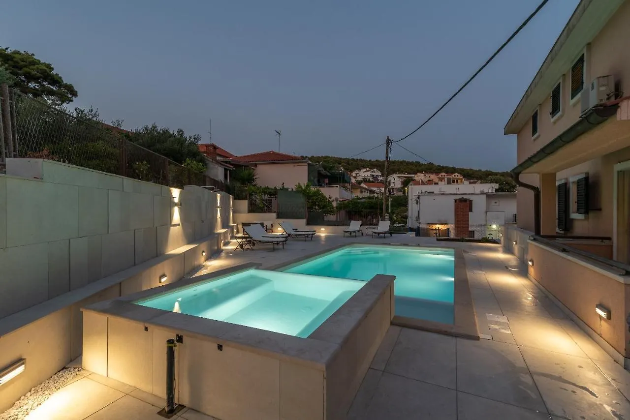 Apartment Villa Lavandula With Heated Swimming Pool