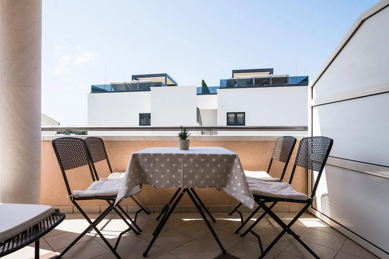 Apartment Villa Lavandula With Heated Swimming Pool